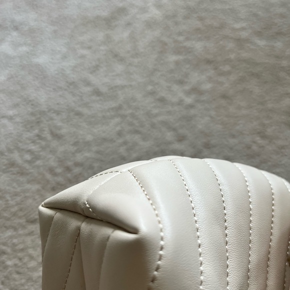 Tory Burch small Kira chevron convertible shoulder bag in cream white - Picture 2 of 16